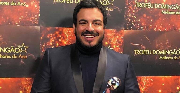 Revelação de 2018, Luis Lobianco dedica prêmio ao marido e a avó: ”Isso aqui é para ela”