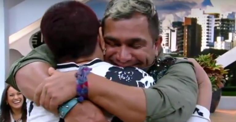 A Fazenda: Evandro Santo reencontra mãe após eliminação e fica aos prantos