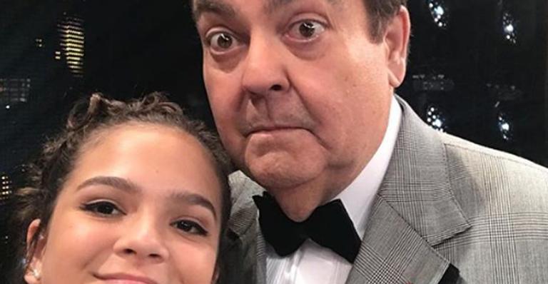 Mel Maia posa ao lado de Faustão e ‘perdoa’ gafe do apresentador no Melhores do Ano