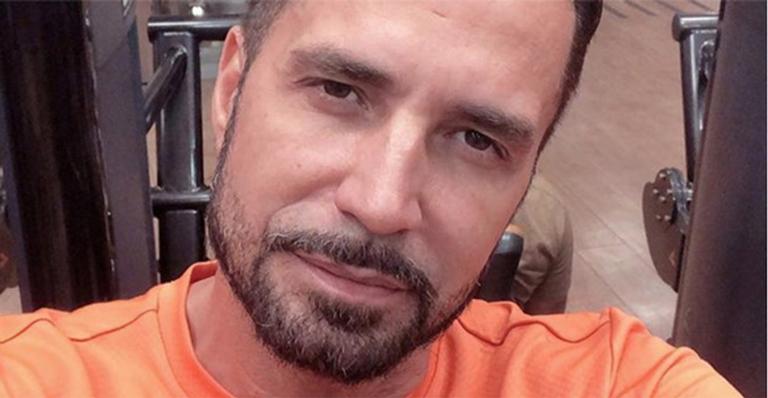 Latino doa piano de R$ 60 mil para igreja evangélica