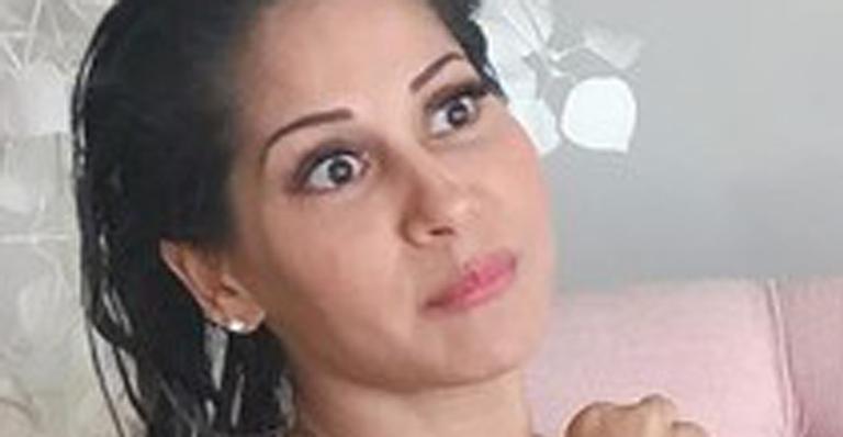Mayra Cardi vai fotografar o bumbum, mas precisa interromper ensaio para amamentar a filha