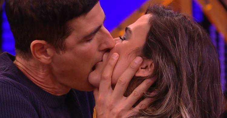 “Como viver sem?”, diz Reynaldo Gianecchini após dar beijão em Tatá Werneck