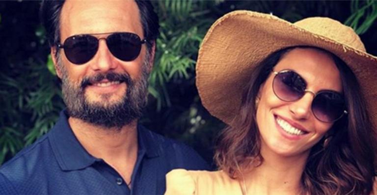 Mulher de Rodrigo Santoro faz rara aparição com a filha do casal