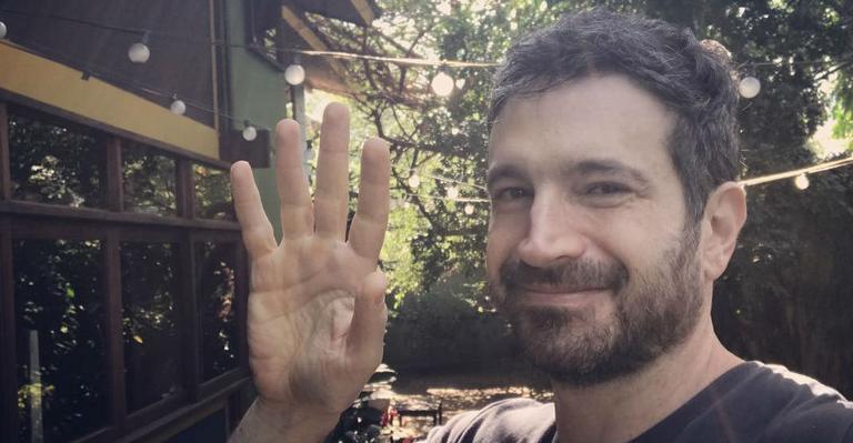 Caco Ciocler posta foto com a netinha e chama a atenção na web: ”Um vovô desses, bicho!”
