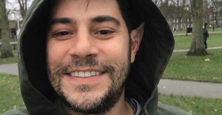 Evaristo Costa manda indireta para internautas e público cai na risada