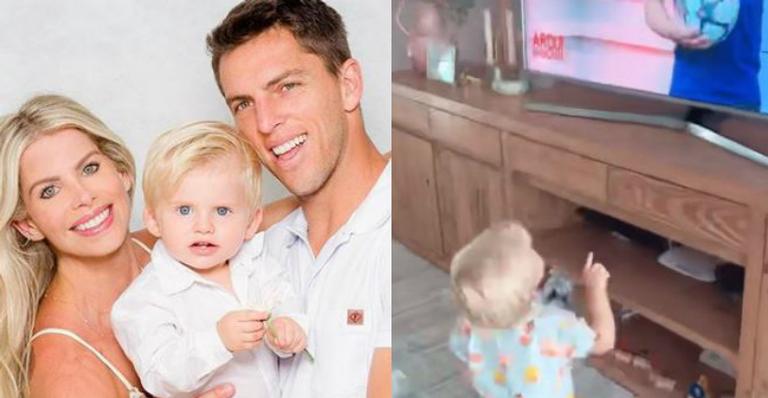 Karina Bacchi flagra o filho, Enrico, chorando ao ver Amaury Nunes na TV: ”Papai”