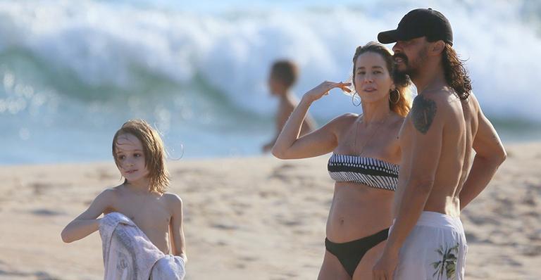 Danielle Winits curte dia na praia com o marido e o filho caçula