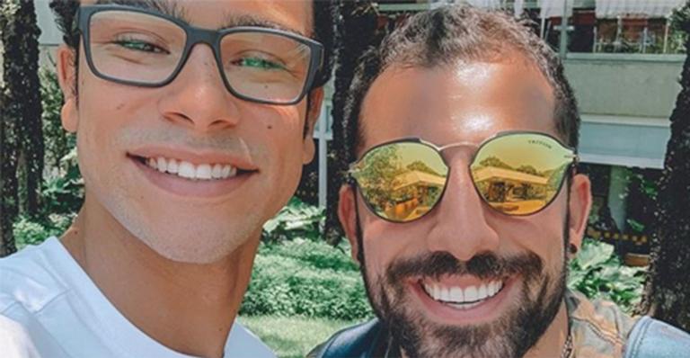 Sergio Malheiros tieta Kaysar em encontro nos estúdios da Globo
