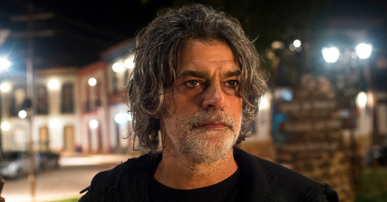 Direto de ‘O Sétimo Guardião’: Leon ganha o corpo de Eduardo Moscovis