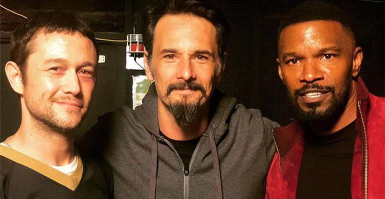 Rodrigo Santoro festeja novo filme na Netflix com astros internacionais