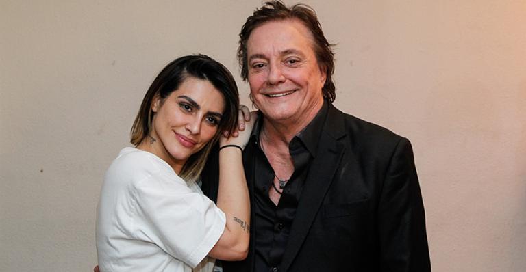 Cleo enche o pai, Fábio Jr, de carinhos nos bastidores de show no Rio
