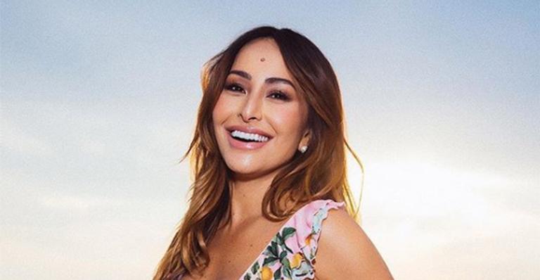 Sabrina Sato mostra Zoe sorrindo em seus braços e avisa: ”A gente se fala no olhar e no sorriso”