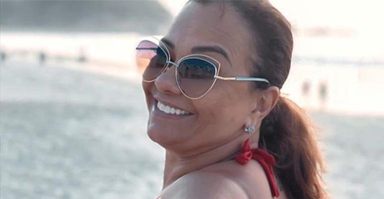Solange Couto surge de topless em foto sensual com o marido