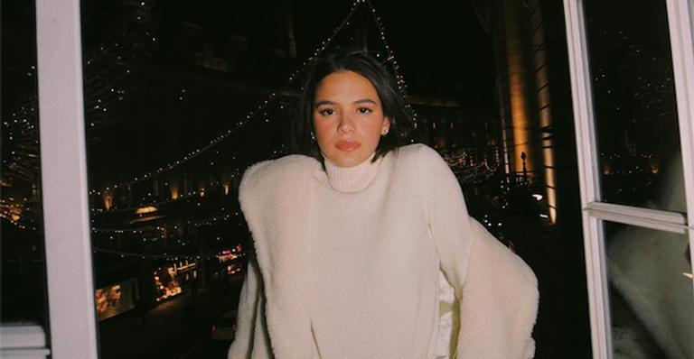 Plena, Bruna Marquezine se joga no chão de quarto de hotel em Londres