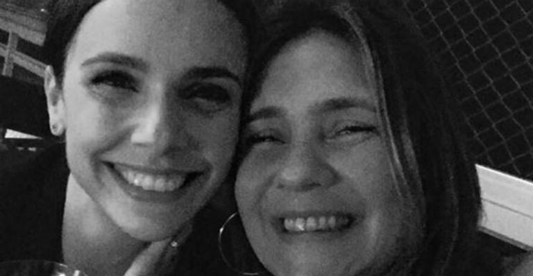 Eternas rivais em ‘Avenida Brasil’, Débora Falabella homenageia Adriana Esteves: ”Amiga que a vida me deu”