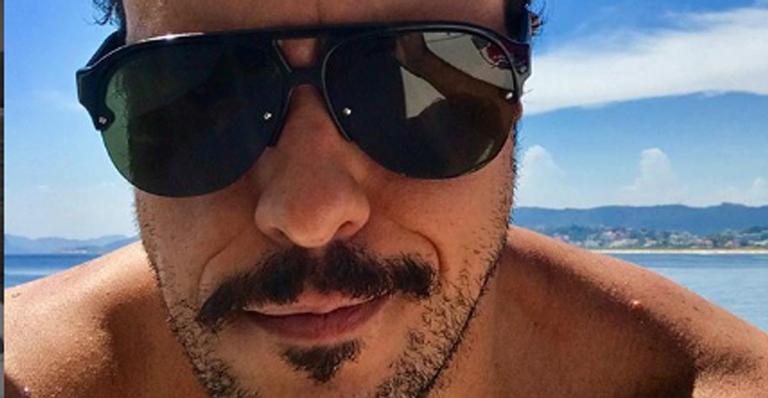 Apaixonado, Joaquim Lopes surge com a namorada em passeio de barco
