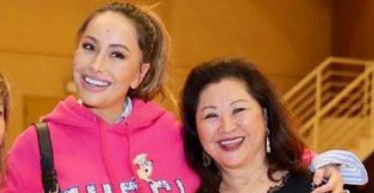 Mãe de Sabrina Sato derrete seguidores ao mostrar netos paparicando a recém-nascida, Zoe