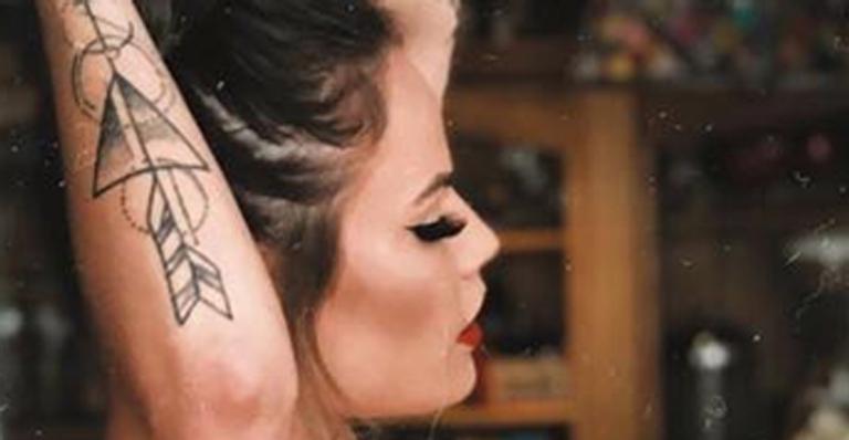 Ex-BBB Nati Cassassola surge pelada em foto nas redes sociais: ”Nua e crua”