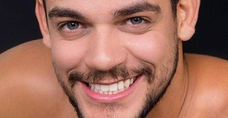 Coragem! Caique Aguiar posta foto vestido de mulher e vira piada