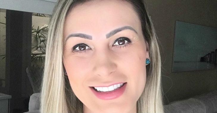 Andressa Urach ganha colo da mãe e preocupa fãs