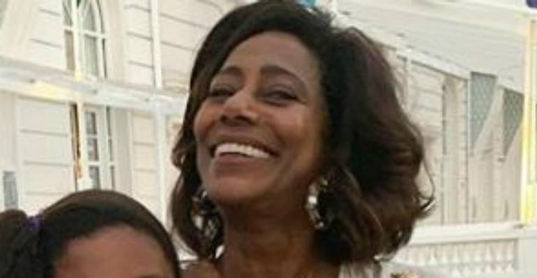 Elas cresceram! Glória Maria faz rara aparição ao lado das filhas e se derrete: ”Minha razão de viver”