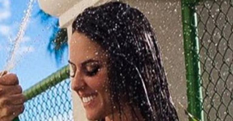 Graciele Lacerda surge provocante tomando banho de mangueira para aliviar o calor
