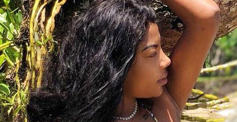 Aproveitando o calorão, Ludmilla posa de biquíni e arranca elogios dos fãs