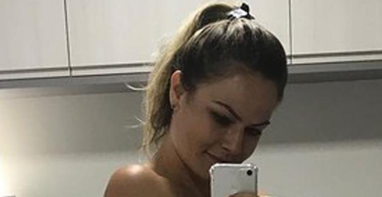 Ex-BBB Nati Cassassola posa após sessão de clareamento íntimo: ”Última do ano”