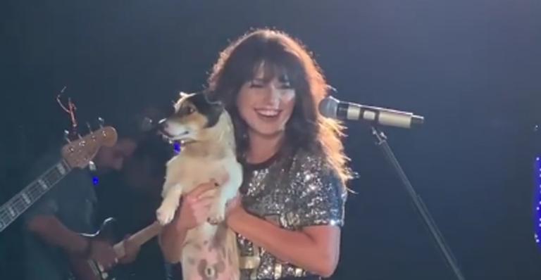 Paula Fernandes pega cachorrinho nos braços em show, mas prefeito da cidade detona: ”Mala”