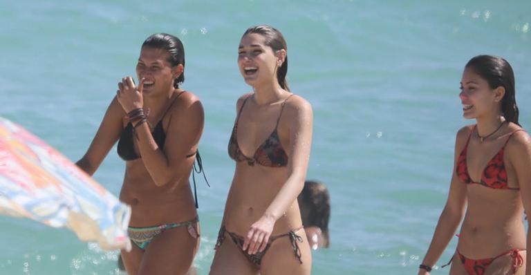 De volta ao Brasil, Sasha Meneghel Szafir exibe a boa forma em dia na praia