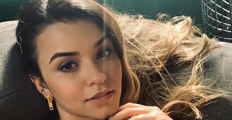 Talita Younan bate uma bolinha na praia e recebe elogios na web