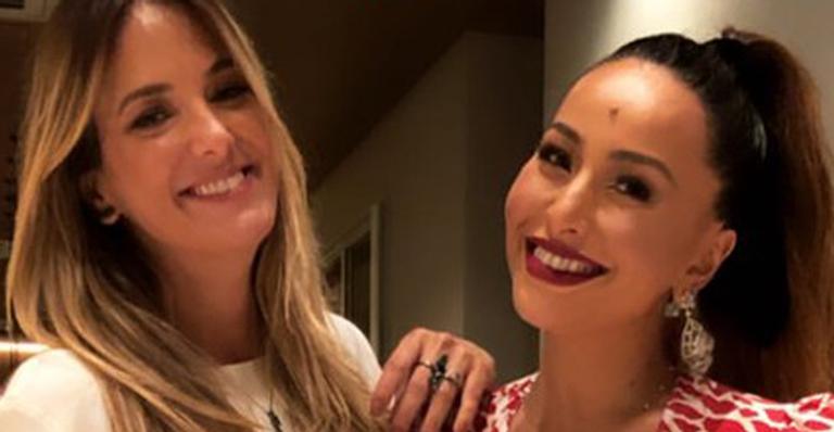Ticiane Pinheiro encontra Sabrina Sato e se surpreende com os seios: ”Jojo Todynho que nada!”