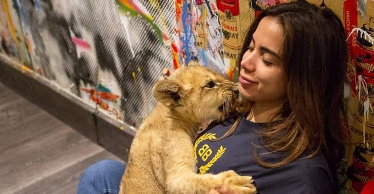 Anitta volta de viagem, fez festa com os cachorros e apresenta Afonso