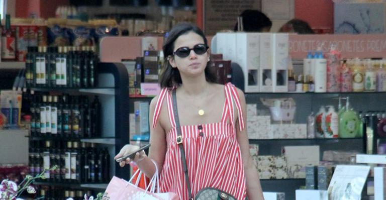 Com vestido curto, Bruna Marquezine faz as compras para o Natal