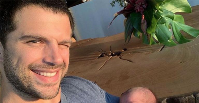 Depois de Sabrina Sato, Duda Nagle encanta ao surgir com a filha no colo