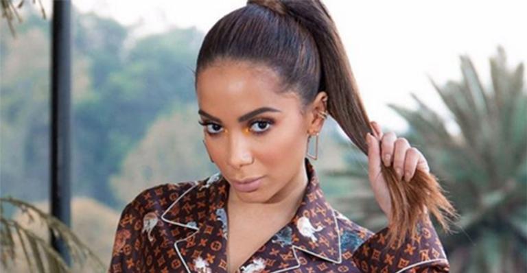 Anitta desabafa ao ver celulites em seu corpo: ‘Estou um maracujá’