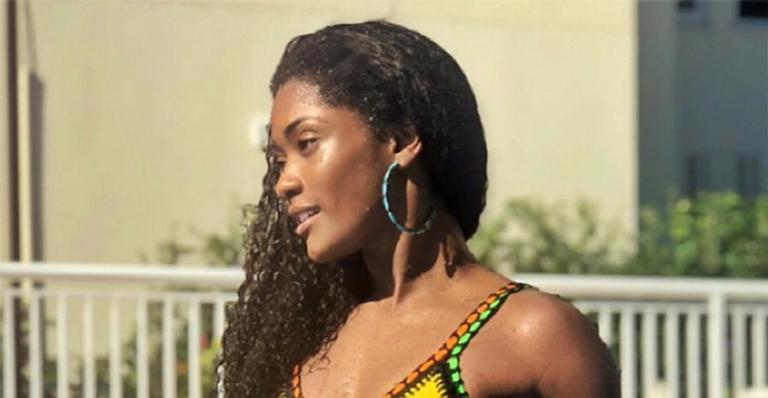 De biquíni, Erika Januza exibe seu corpão em dia na piscina