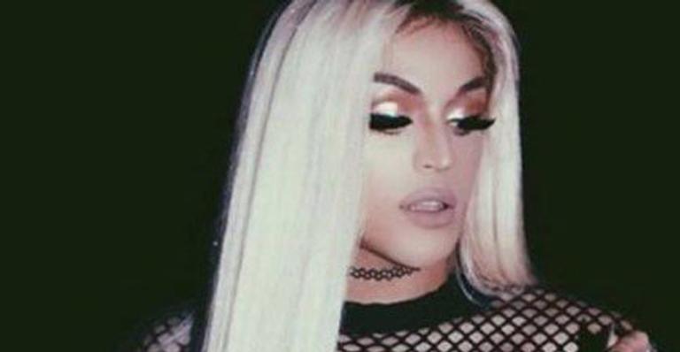 Pabllo Vittar provoca fãs e surge de calcinha e macacão arrastão em foto na web