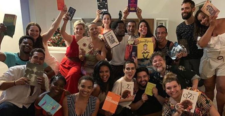 Elenco de ‘O Tempo Não Para’ comemora final de ano com o tradicional amigo secreto