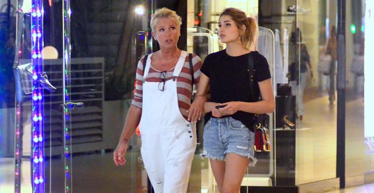 Juntas para o natal, Xuxa e Sasha Meneghel aproveitam noite de compras no Rio