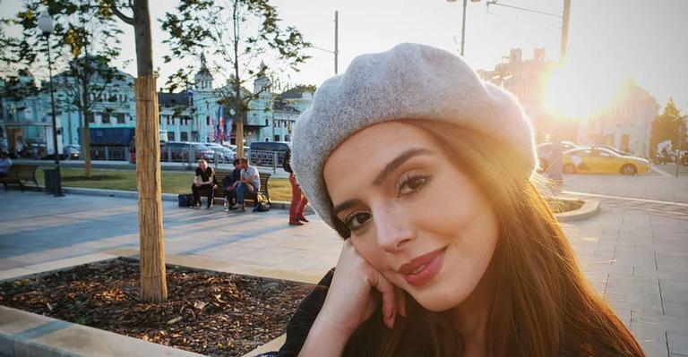 De férias! Giovanna Lancellotti curte o calorão em piscina com as amigas: ‘Nossa Tradição’
