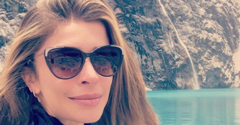 Grazi Massafera vai à restaurante com o namorado e a família