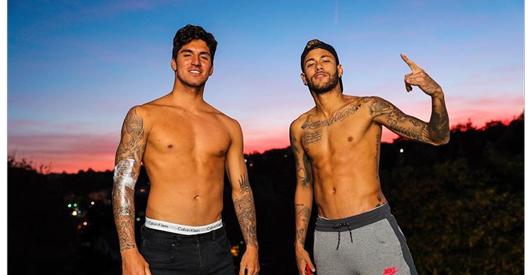 Neymar e Gabriel Medina escolhem looks inusitados para festa
