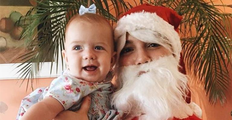 Atriz se veste de Papai Noel em festa da família