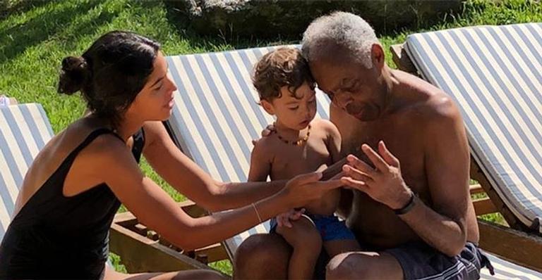 Filho de Bela Gil derrete corações ao aprender a tocar violão com o avô, Gilberto Gil