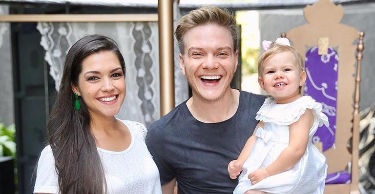 Thais Fersoza mostra a filha, Melinda, encantada com o presente de Natal