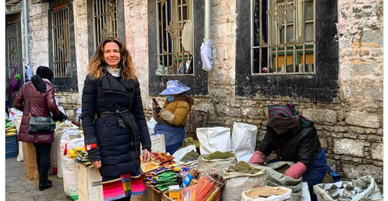 De férias na China, Luciana Gimenez curte Natal diferente