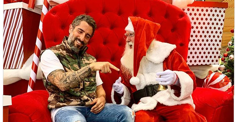 Marcos Mion celebra Natal com direito a coral dos filhos