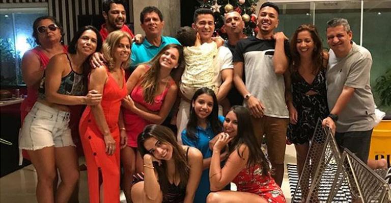 Anitta reúne toda a família no Natal e se declara em publicação: ”Minha família louca”