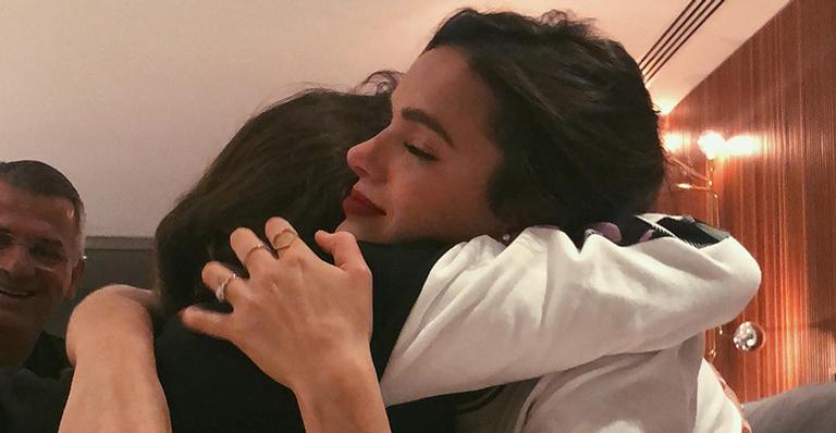 Bruna Marquezine se emociona com presente da irmã, Luana